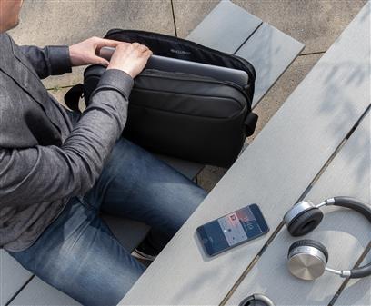 MADRID - XDXCLUSIVE RFID USB 15.6 inch Messenger Bag - Black